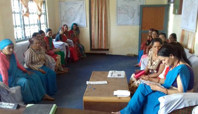 योजनाको बजेट कटौति गरेको विरोधमा ध्यानआर्कषण नगरपालिका पुगेका महिलाहरु ।