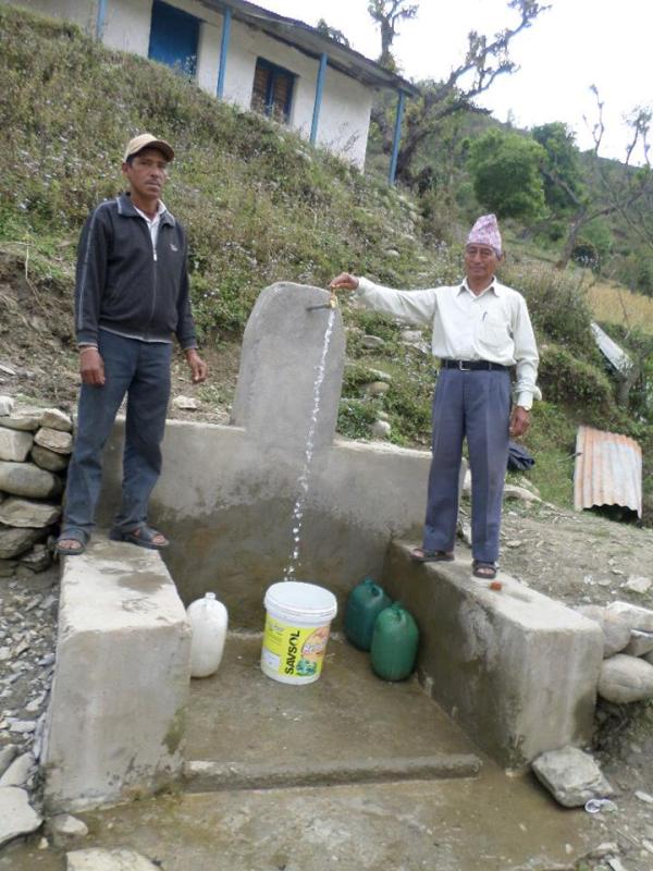 चुप्रामा धारा निर्माण गरेपछि उद्घाटन गर्दै एकबहादुर राना ।