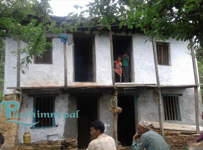 जाजरकोट पजारु १ का मुक्त हलिया धने नेपालीले सरकारी अनुदानमा निर्माण गरेको घर तस्वीर राजेन्द्र