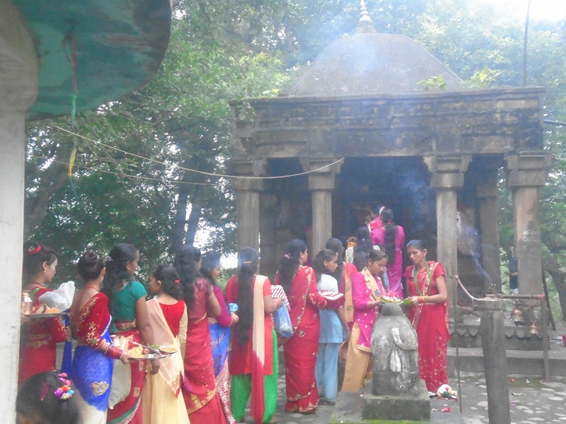 लाटीकोइलीको शीव मन्दीरमा तीजमा दर्शन गर्न पुगेका श्रद्धालु महिलाहरु । 