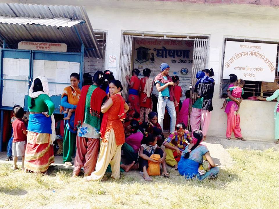सामाजिक सुरक्षा भत्ता लिन बावियाचौर गाविस कार्यालय पुगेका सेवाग्राहीहरु । तस्वीर अमर कार्की÷बावियचौर