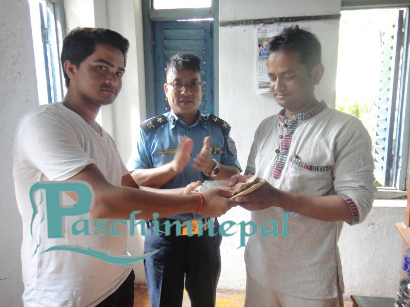 जसले २५ हजार नगद भेटाए….