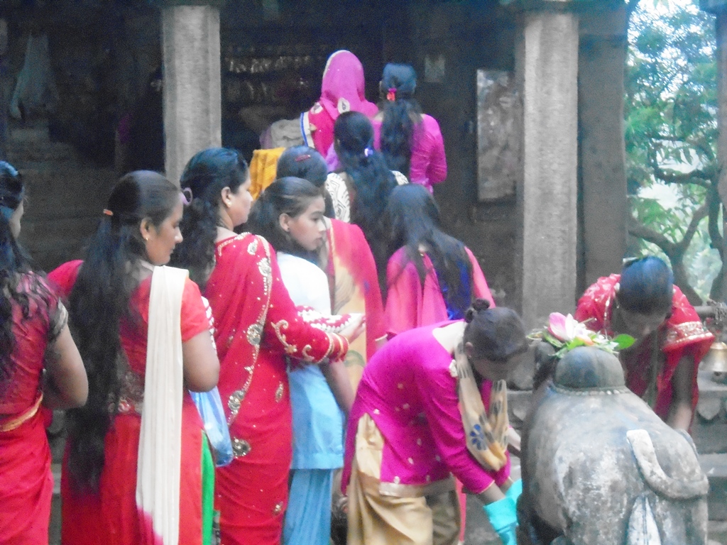 भड्कीलो गरी तीज नमाउन सुरक्षा अधिकारीको आग्रह