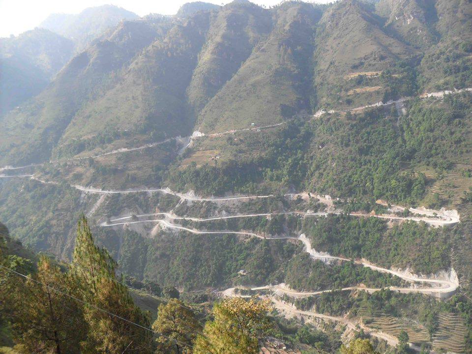 पुरचौडीको खडीखेतमा पुग्याे गाडी