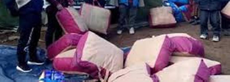 बालबालिकालाई कपडा वितरण