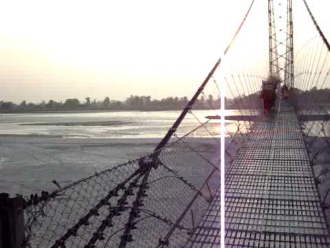 जोगबुढा नदीमा झोलुङ्गे पुल निर्माण हुँदै