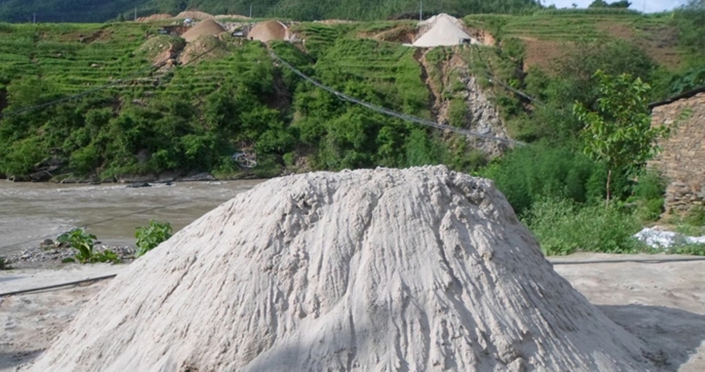 खोलाबाट अवैधरुपमा सामग्री निकासी गरे ६५ लाख जरिवाना