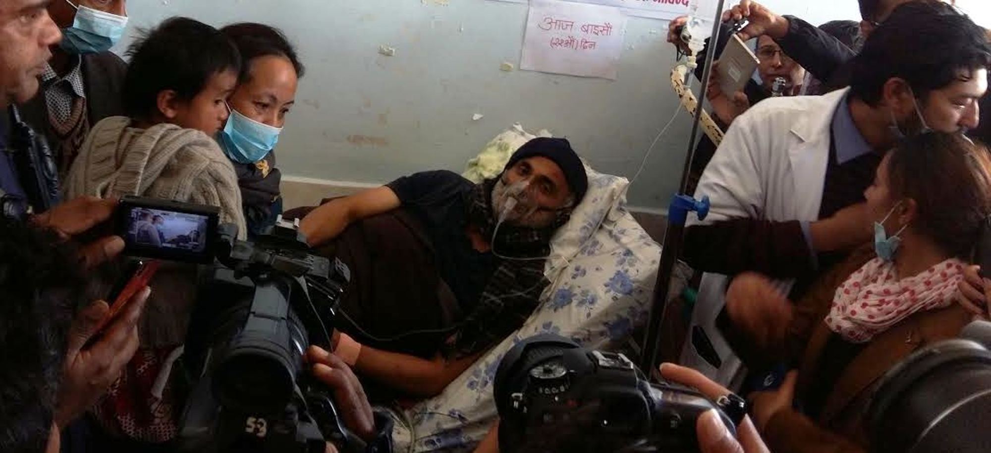 डा. केसीले ताेडे दशाैं अनशन, आईसियूमा भर्ना
