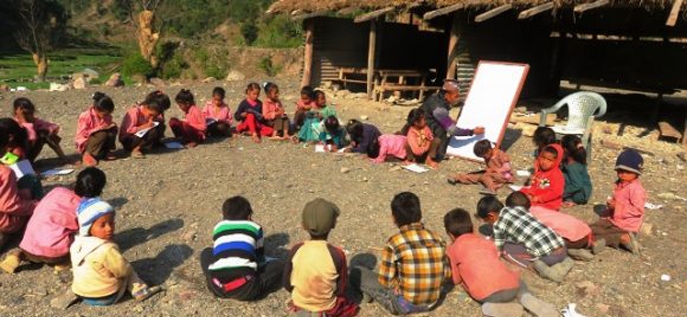 ८ महिनादेखि बगरमा पढ्दै विद्यार्थी