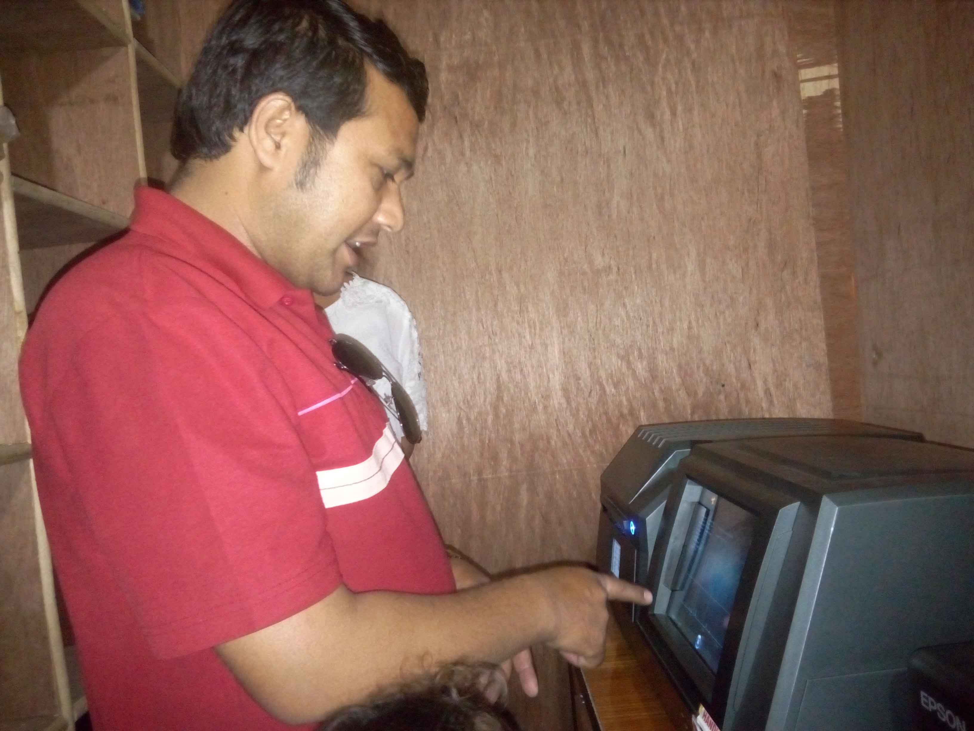 सुनको शुद्धता नाप्ने मेशिन सुर्खेतकाे संस्कृती ज्वैलर्सले भित्रायाे