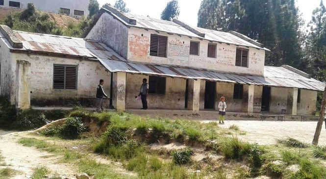 सरकारी विद्यालयकाे हविगत : कक्षा कोठामा ‘घाम पानी’