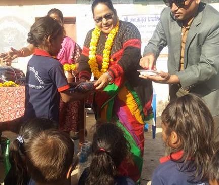 समाजसेवी जयन्तीद्वारा वालवालिकालाई न्यानो कपडा