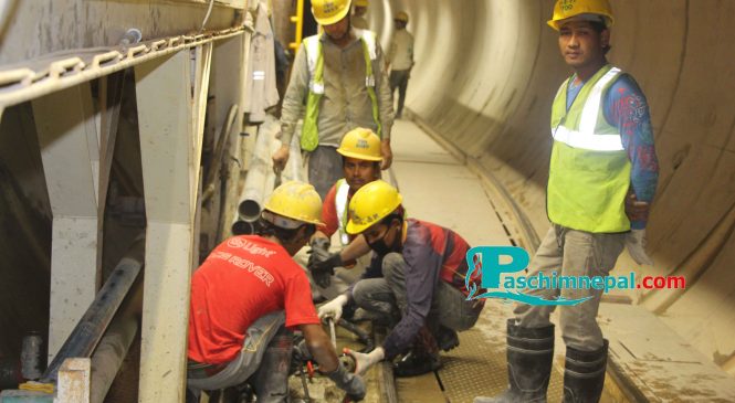 भेरी-बबर्इ अायाेजना : २ महिनामा २ किलाेमिटर सुरूङ खनियाे