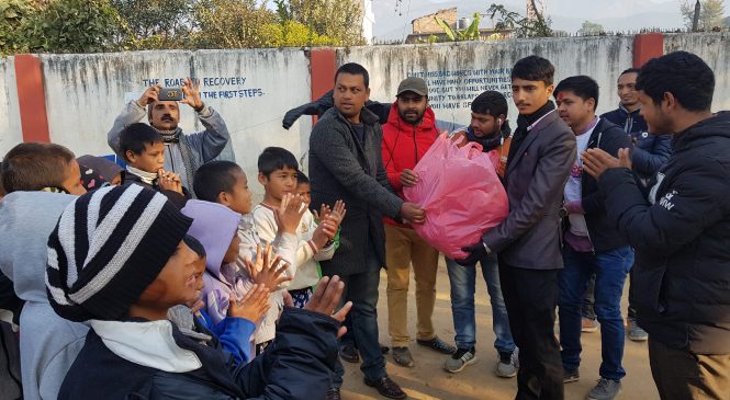 खाजाकाे रकम बचत गरेर बालबालिकालार्इ न्यानो कपडा हस्तान्तरण