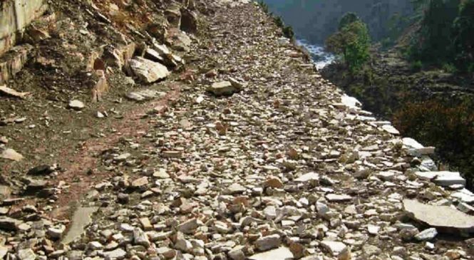 डोल्पालीलाई सडक नासो बुझाउँदै सेना