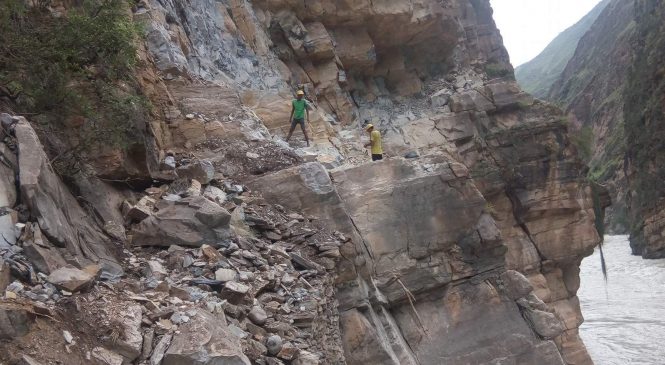 हुम्ला पुग्ने सडकमा माेटर गुडाउन भीर फुटाउँदै सेना