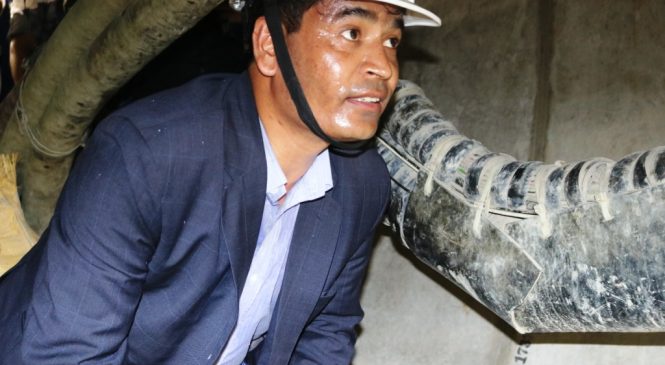 सुरूङ भित्र पुगेर मुख्यमन्त्रीले भने, ‘कर्णालीकाे विकास र समृद्धिका लागि सुरूङ मुख्यकडी”