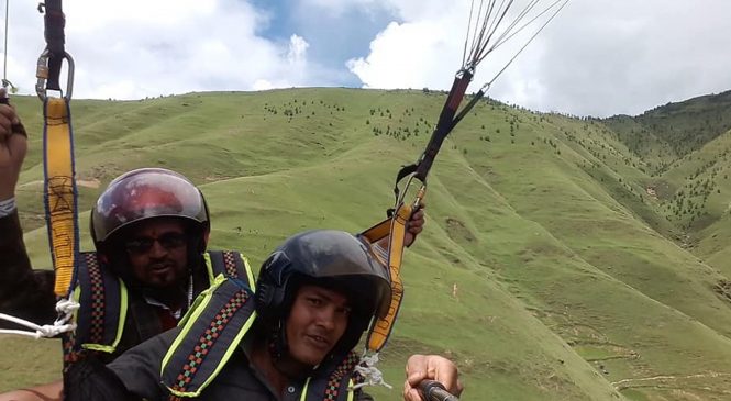 दुई युवाको साहसिक प्याराग्लाइडिङ