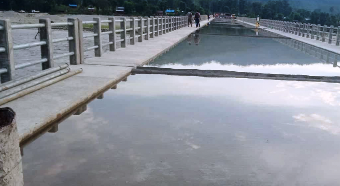 पुलले जाेड्याे जामुलार्इ, हट्याे जाेखिमकाे डुंगा यात्रा