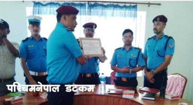 उत्कृष्ट काम गर्ने प्रहरी जवान पुरस्कृत