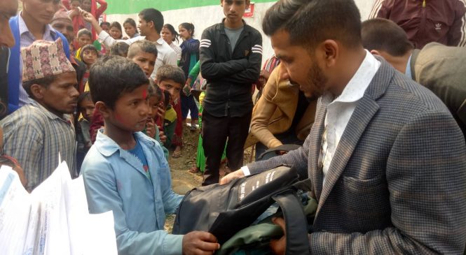 १२ सय विद्यार्थीलाई निःशुल्क झोला