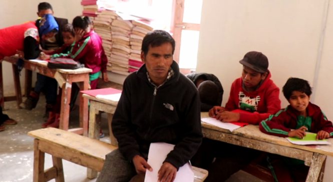 पुगेनन् दृष्टिविहीनका हातमा ब्रेल पाठ्यपुस्तक