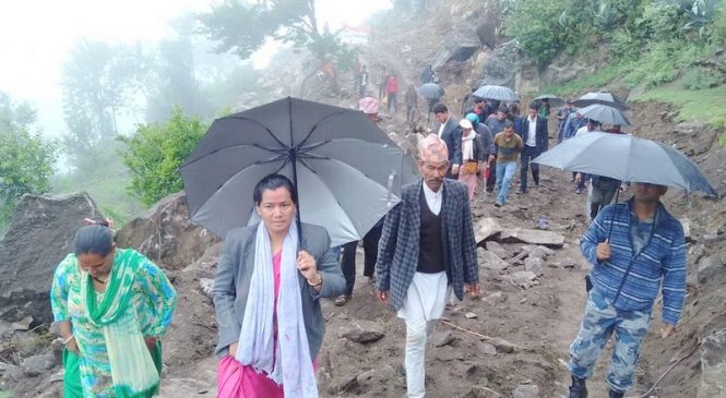पानीमा भिज्दै अनुगमनमा कृषिमन्त्री