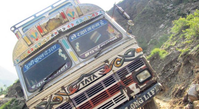 कर्णाली राजमार्गको बाधक साना खोला