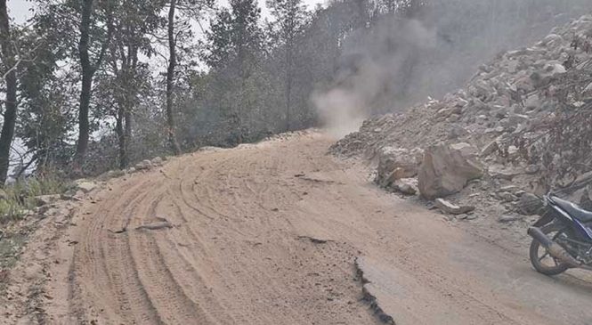 सडक निर्माणमा ढिलाइ हुँदा पर्यटकको चहलपहलमा कमी