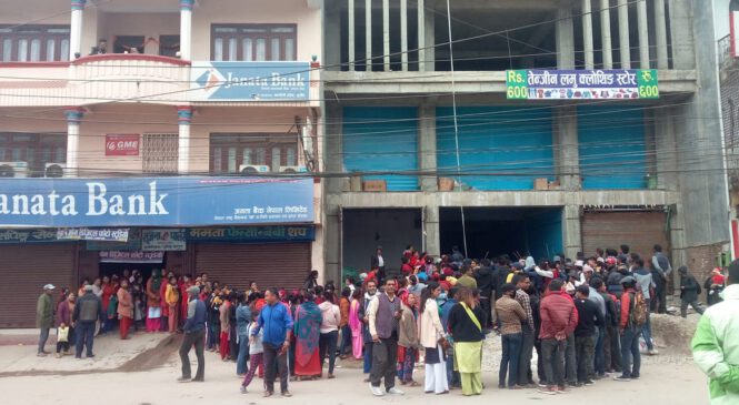 वीरेन्द्रचाैककाे सस्ताे पसलमा सामान किन्न विहान पाँच बजेदेखी ग्राहककाे लाइन