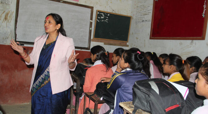 उप–मेयर ढकाल पढाउन कक्षा कोठा पुगेपछि…