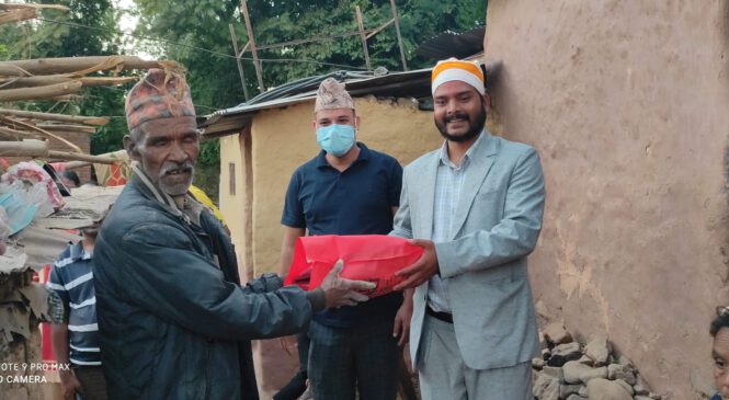 समाजसेवी तथा युवा नेता तीर्थ गरे वृद्ध दम्पतीलाई सहयोग