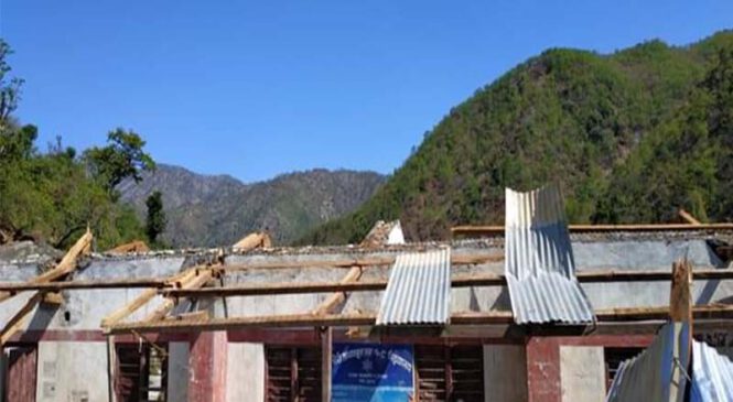 एक वर्ष सम्म हावाले उडाएको विद्यालयको छानो अझै बनेन