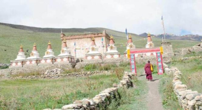 गुम्बाका मूर्ति हराउँदै