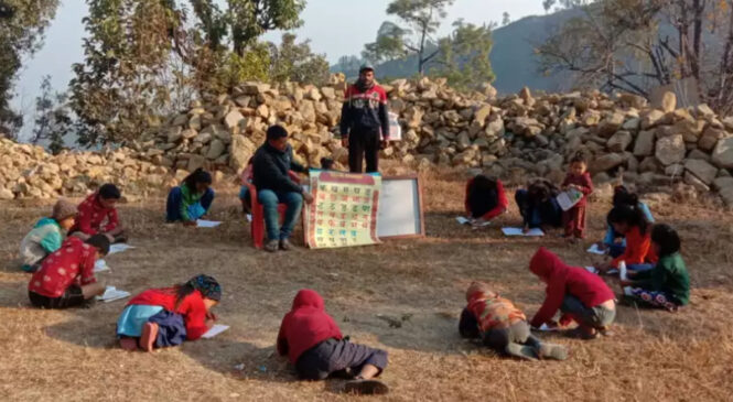 प्रअले विद्यालय भत्काए, विद्यार्थी चौरमा बसेर पढ्न बाध्य