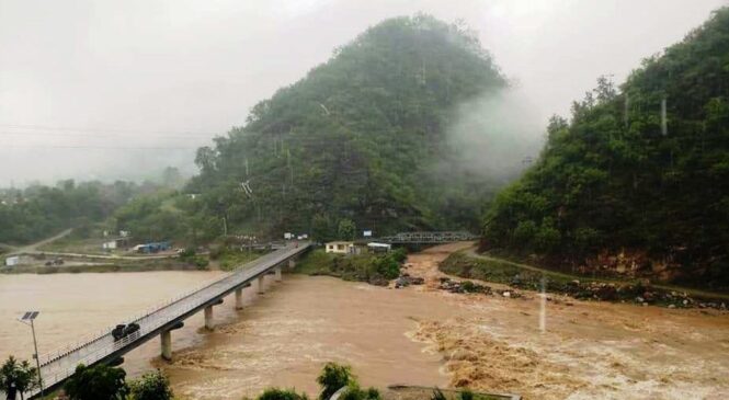 सेती नदीमा ट्याक्टर खस्दा दुई जना बेपत्ता