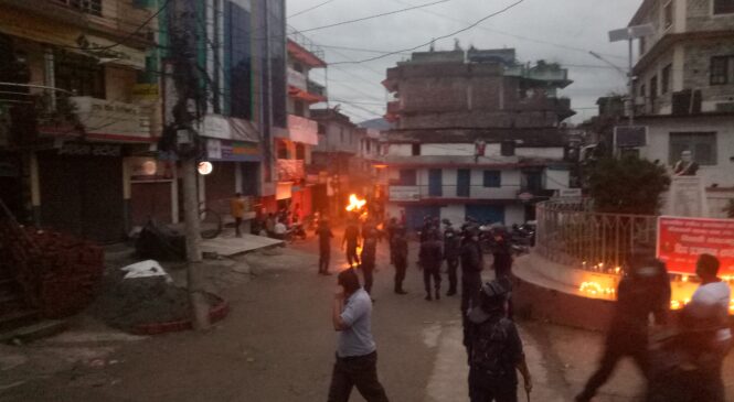 दैलेखमा एमाले कार्यकर्ताले जलाए प्रधानन्यायाधीशको पुत्ला