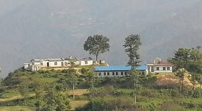 हावाले छानो उडाएपछि खुला आकाशमा पढ्दै विद्यार्थी