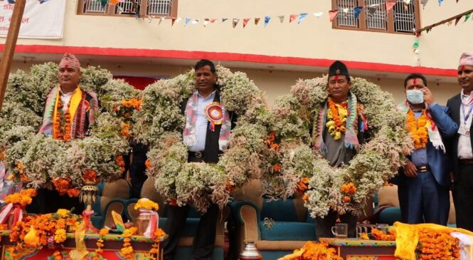 मुख्यमन्त्री र मन्त्रीलाई चालिस किलो माला