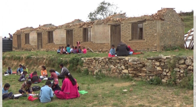 छत नहुँदा खुल्ला चौरमै पढाई