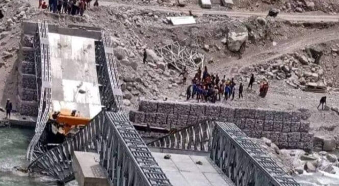 बाढीले बगायो तमोर नदीको बेलिब्रिज