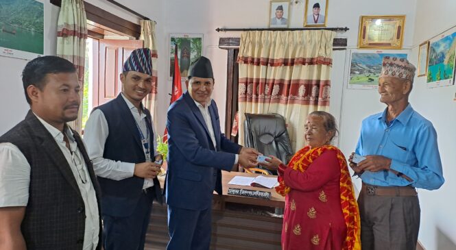 राष्ट्रिय परिचयपत्र बितरण