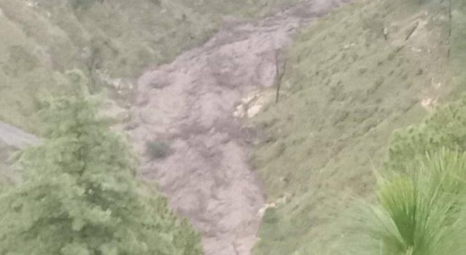 हुम्लामा खोलाले बगाउँदा एक बेपत्ता