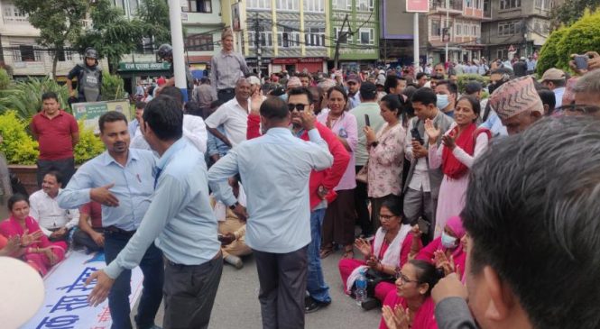 सडकमै नाच्न थाले शिक्षक