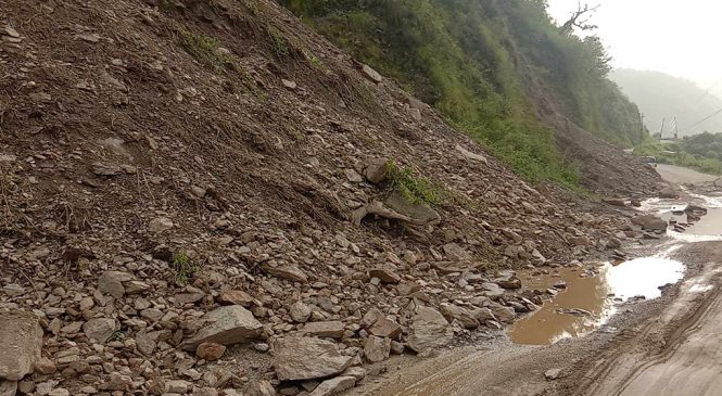 अवरुद्ध राजमार्ग एकतर्फी खुल्यो, कोरिडोर अझै ठप्प