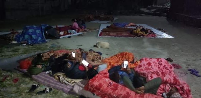 सुदुरपश्चिम प्रदेशमा स्थानीयहरु रातभर खुल्ला आकाशमा