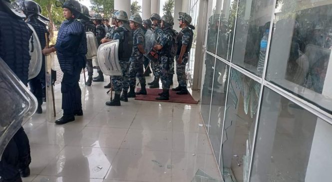 मतगणना स्थलबाहिर तोडफोड