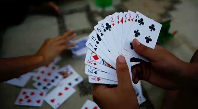 सुर्खेतमा जुवातास खेल्दै गरेका ११ जना नगद र ताससहित पक्राउ