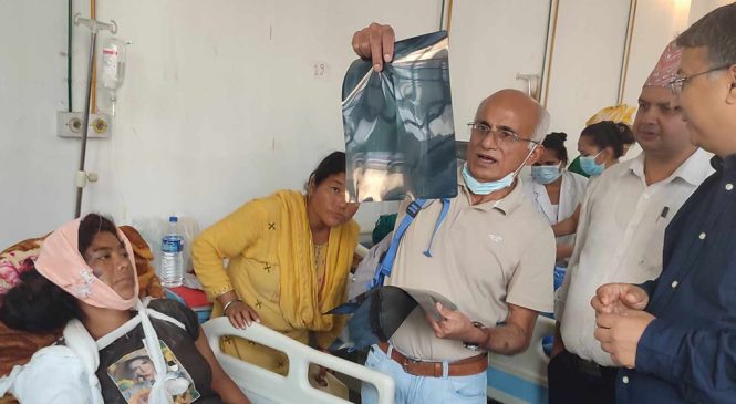 भूकम्पबाट घाइतेको उपचार गर्न भेरी अस्पताल पुगे डा.गोविन्द केसी