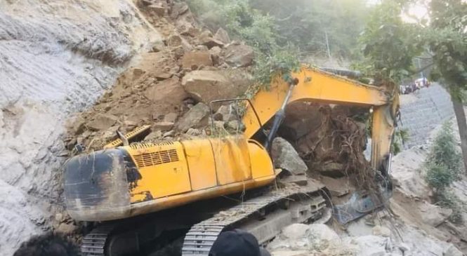 पहिरोले च्यापिएर डोजर चालकको मृत्यु